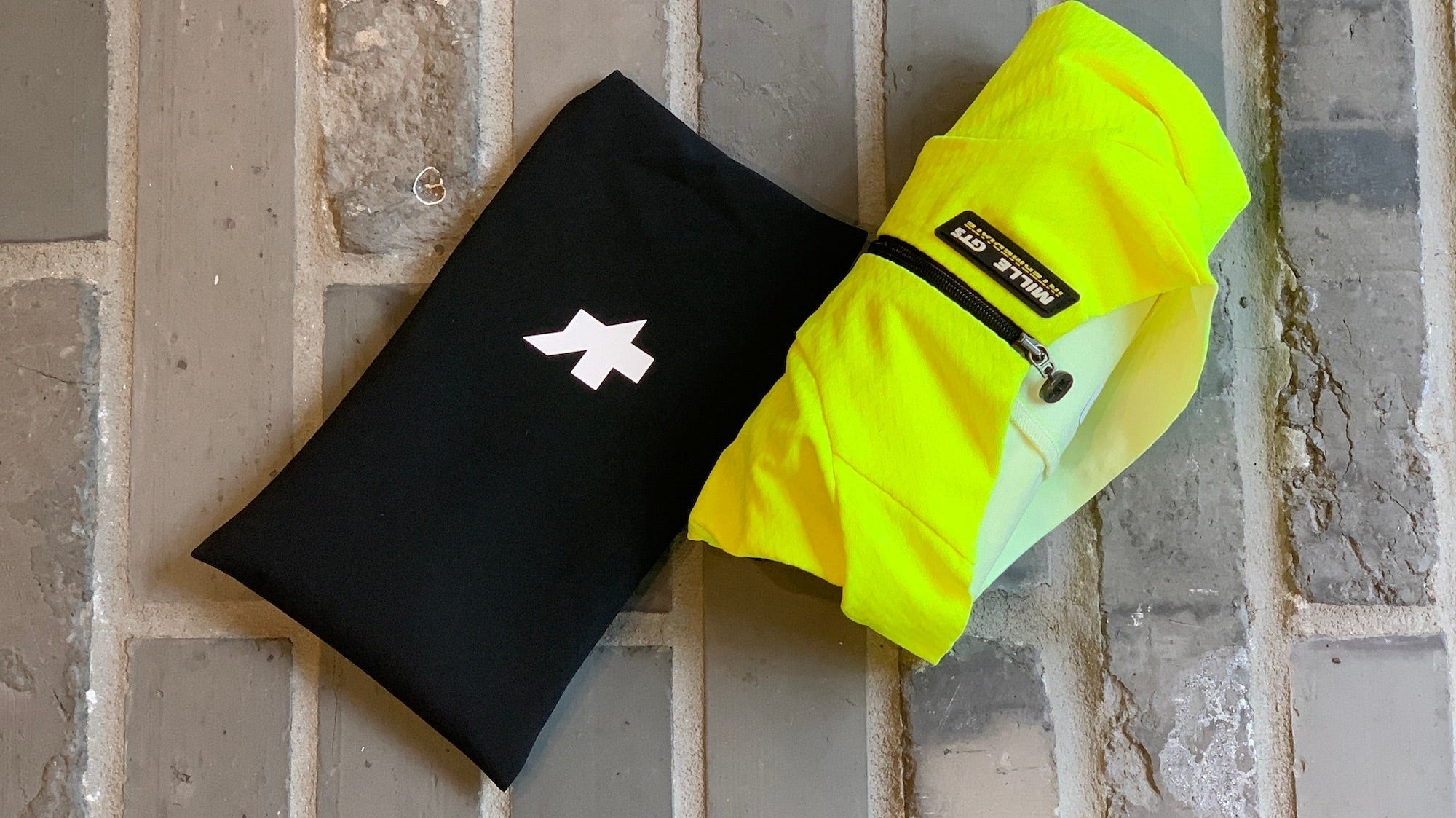地味ですが、あると結構役立ちます。ウィンドブレーカーなどの収納に! APPAREL POK ¥2,970