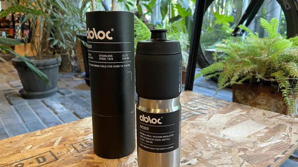 キンキンに冷えたひと口で生き返る。真夏の14時間を耐える、ステンレス製真空保冷ボトル 「ACIER」。