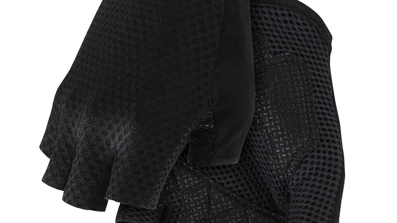 空気を纏うことで涼しく、クッション性に優れた、アソスの夏の指切りグローブ。ENDURANCE GLOVES S11