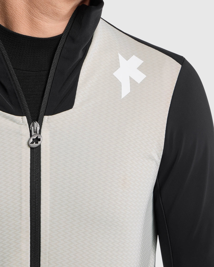 【新入荷】EQUIPE R WINTER JACKET S11 EVO almond milk(軽くしなやかな新素材を纏った、高強度トレーニング向けウィンタージャケット)