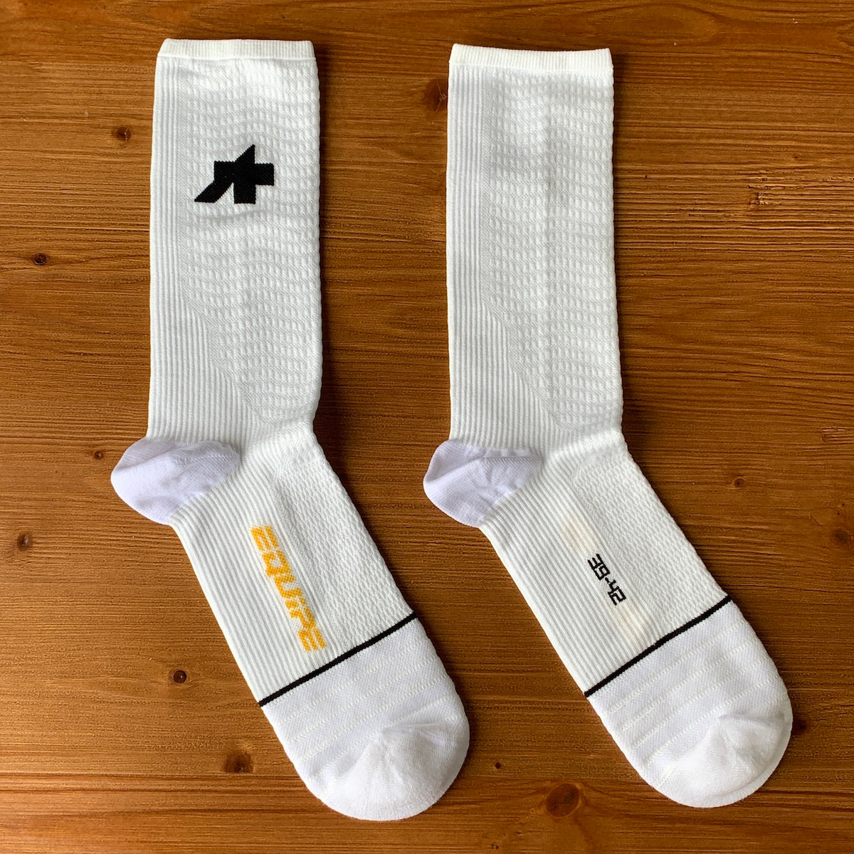 EQUIPE SPRING FALL SOCKS P1(シャリッと乾いた素材感が特徴の、僅かな保温性を持つ春秋向けレーシングソックス)