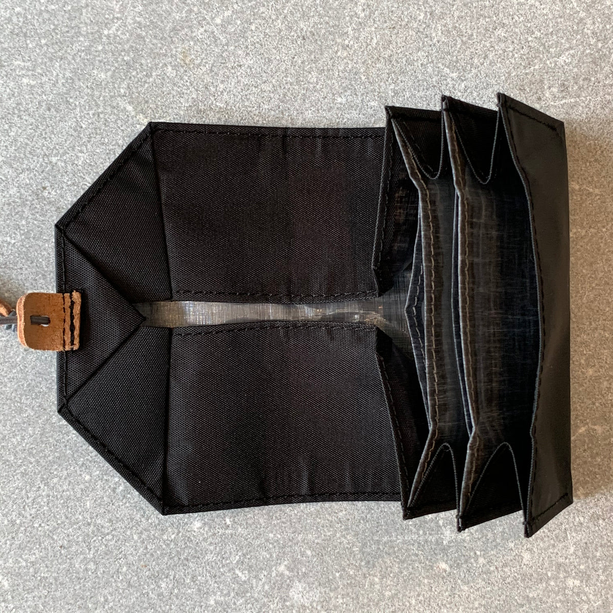 【SO FAR SO GOOD / ソーファー・ソーグッド】WALTZ DX DYNEEMA COMPOSITE FABRIC black(スモールウォレット)
