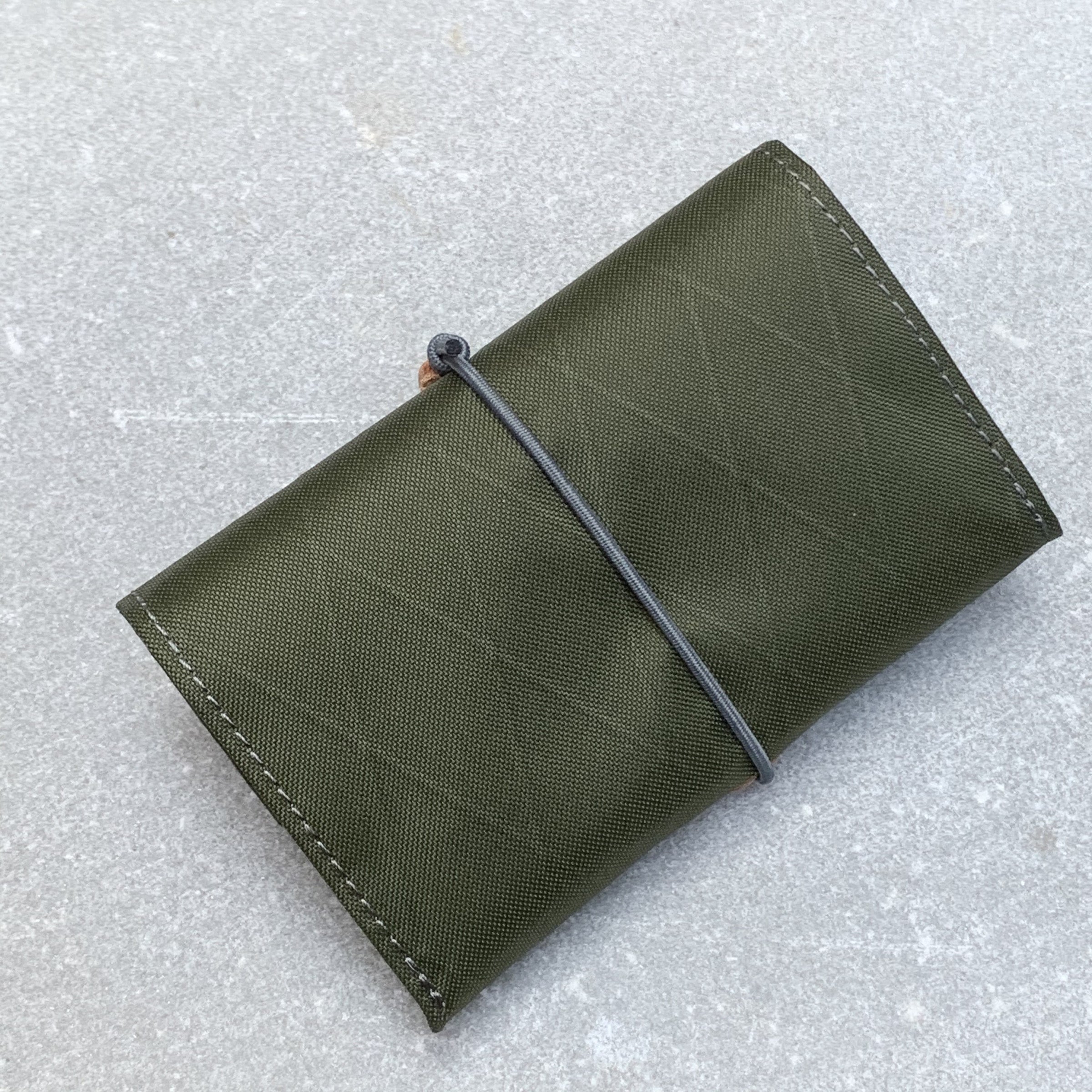 【SO FAR SO GOOD / ソーファー・ソーグッド】WALTZ DX X-PAC forest green(スモール ウォレット)