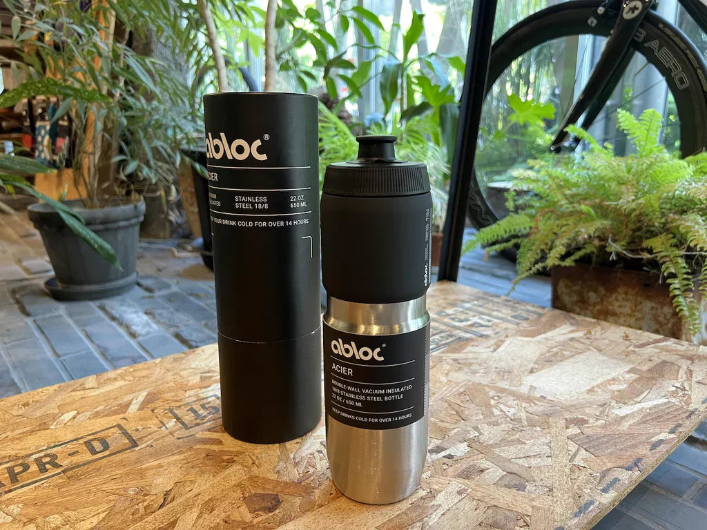キンキンに冷えたひと口で生き返る。真夏の14時間を耐える、ステンレス製真空保冷ボトル 「ACIER」。