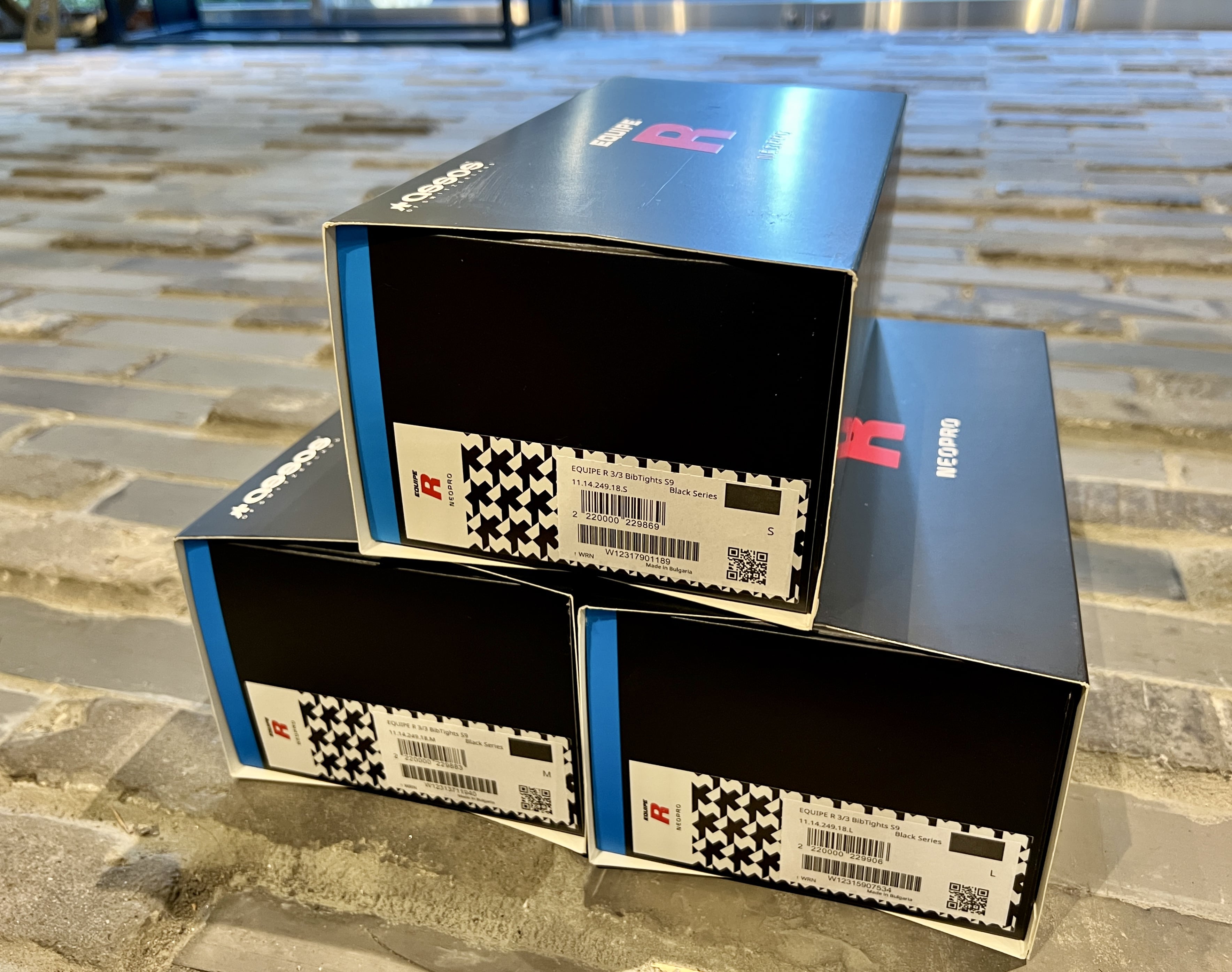 最新モデルが正義とは限らない。当店スタッフもヘビロテ、ひと世代前のウィンタータイツが一番使えるという説。