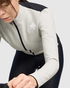 【新入荷】WOMEN'S MILLE GT WINTER JACKET S11 EVO almond milk（レディース 標準的なスペックで、アソスの冬の定番的なウィンタージャケット）