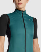 【OUTLET】2025 UMA GT WIND VEST C2 foundation green（レディース 極薄・超軽量でコンパクトに収納できるウィンドベスト）