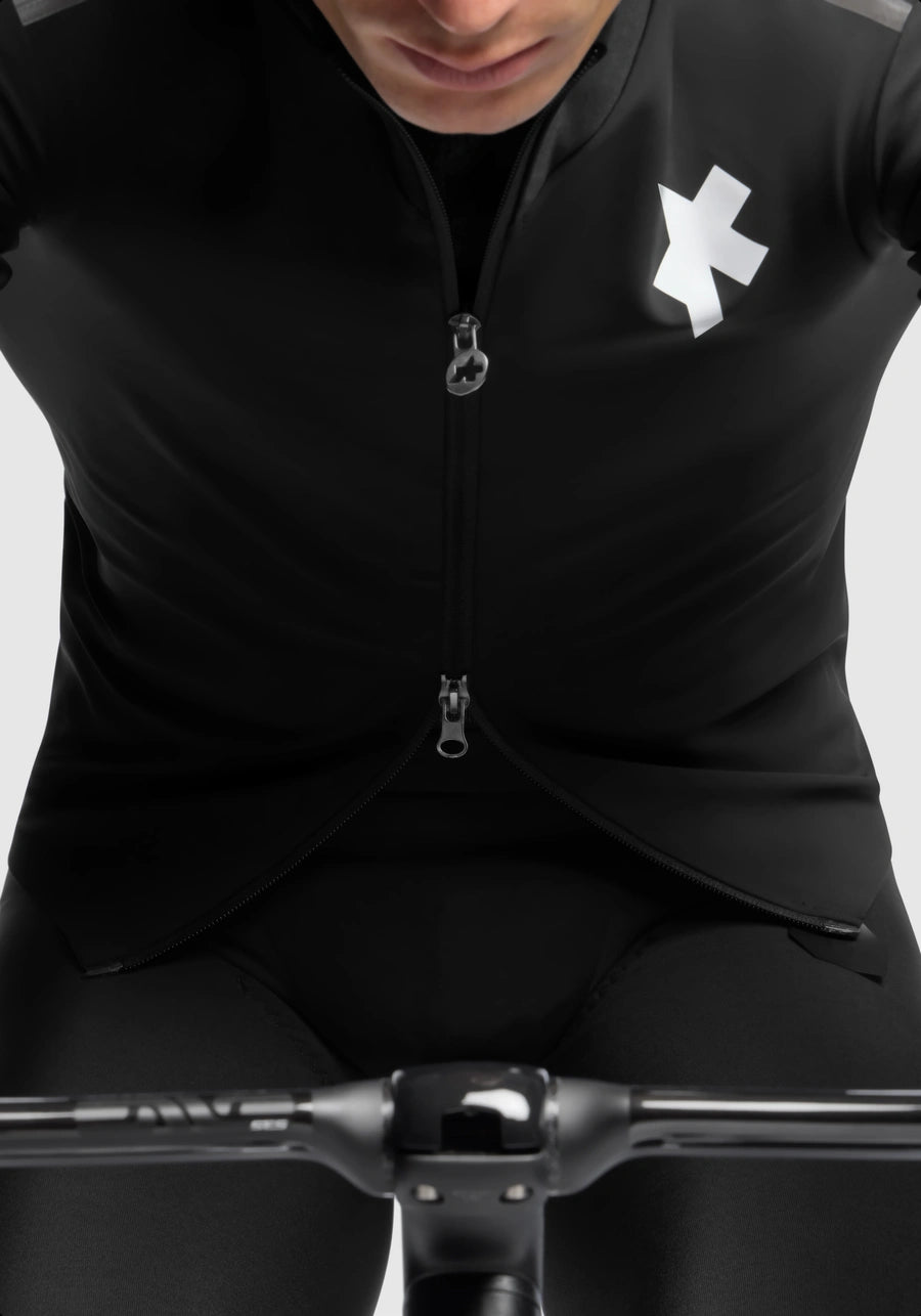 EQUIPE RS THERMO RAIN JACKET S11（単体でも、レイヤリングでも使える、防水性と保温性を備えたソフトシェル素材のジャケット）