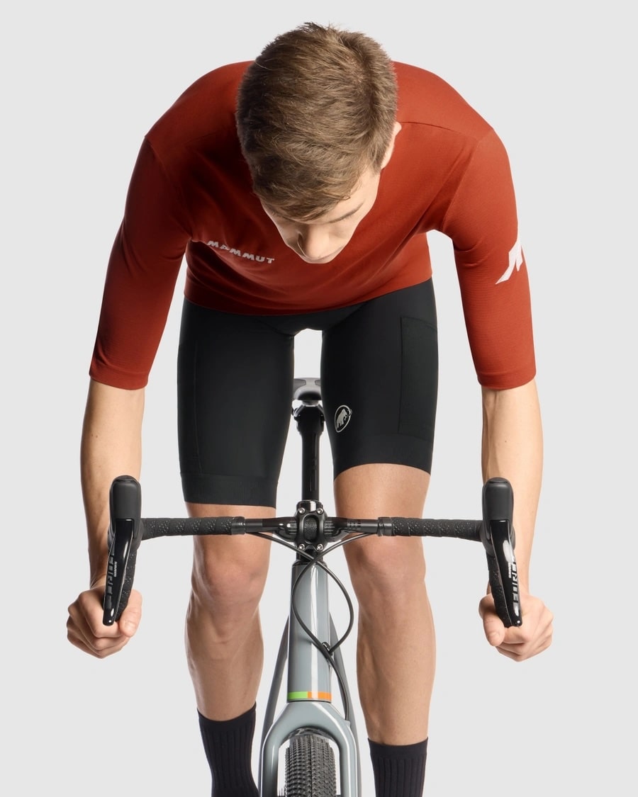 【ASSOS × MAMMUT】TACTICA TECH T-SHIRTS T5 MEN rust（機能性素材の半袖Tシャツ）