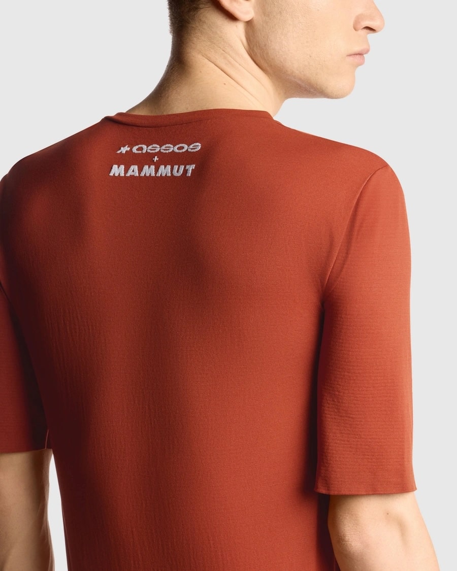 【ASSOS × MAMMUT】TACTICA TECH T-SHIRTS T5 MEN rust（機能性素材の半袖Tシャツ）
