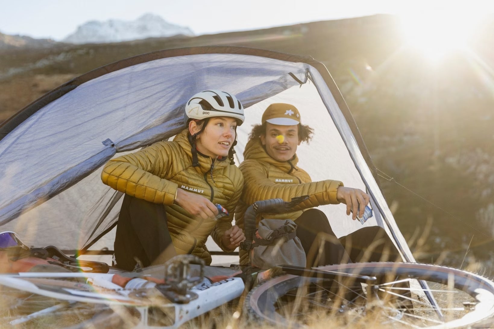 【ASSOS × MAMMUT】AENERGY IN HOODED JACKET MEN bronze ash（超軽量でコンパクトに収納できる、防水ダウンフーディ）
