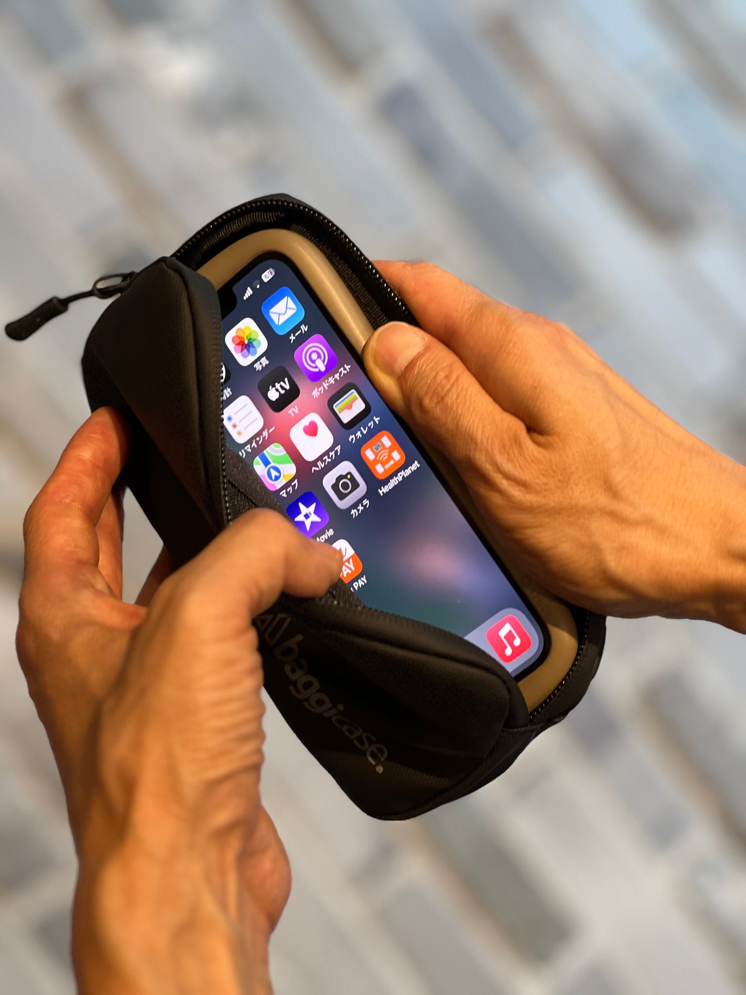 【新製品】BAGGICASE WALLET（衝撃吸収と防水機能を有した、スマートフォンケース兼財布）