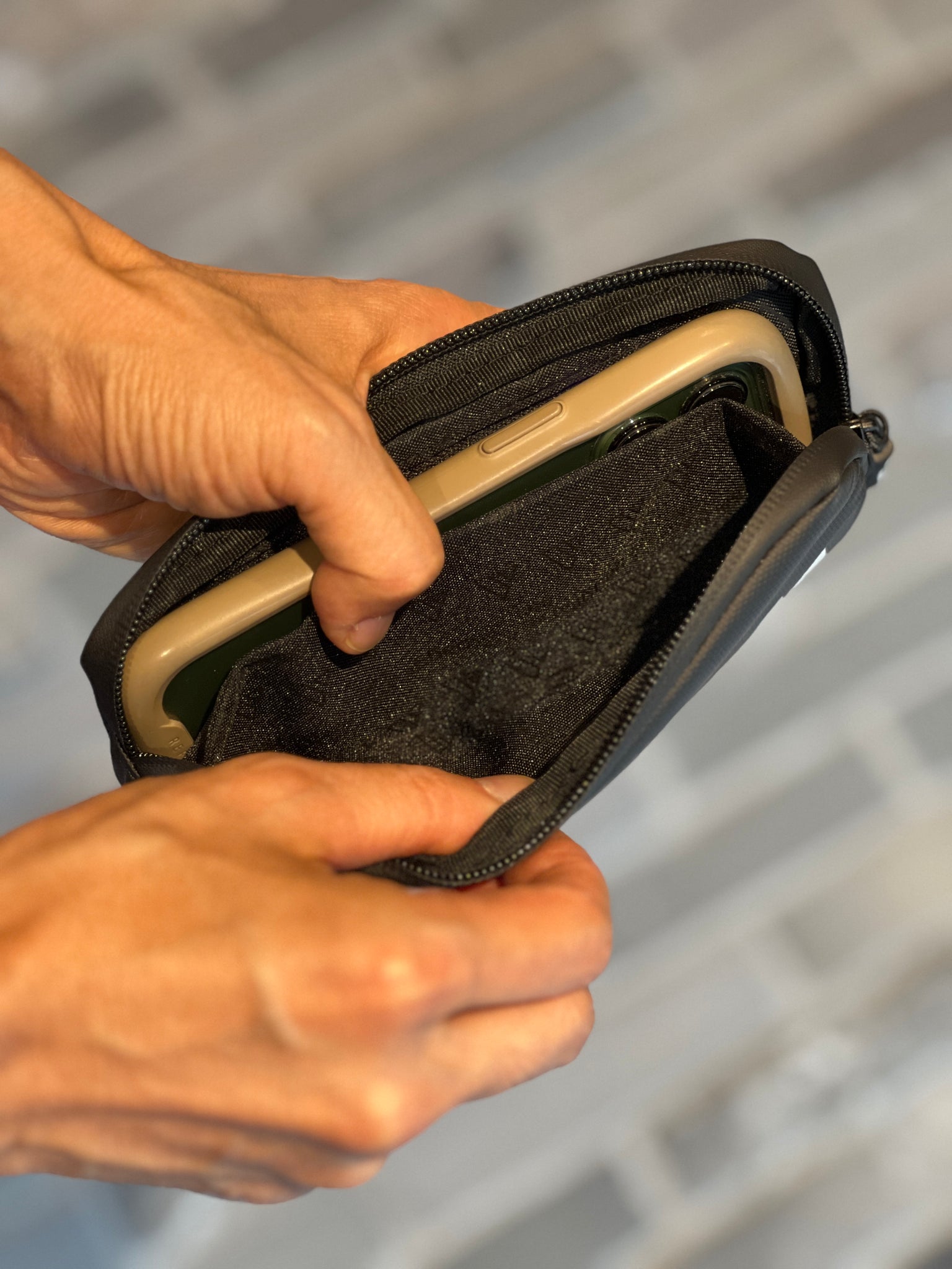 【新製品】BAGGICASE WALLET（衝撃吸収と防水機能を有した、スマートフォンケース兼財布）
