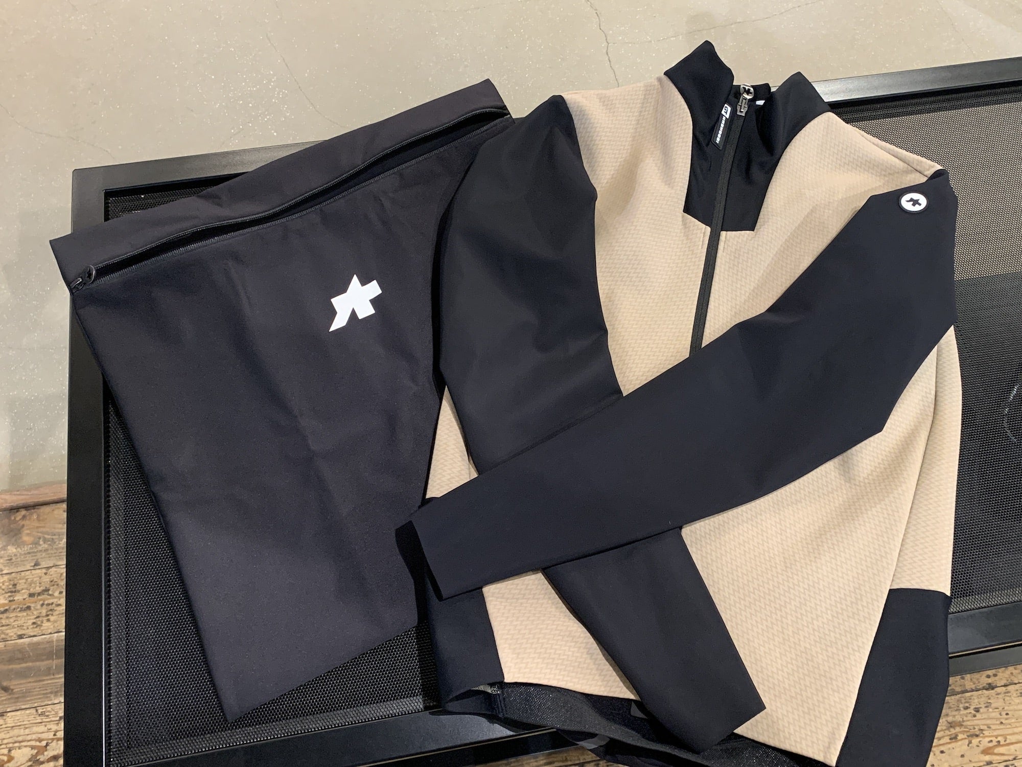 POST RIDE BAG（使用後のウェア類をまとめて入れておく為の、ソフトシェル素材の大容量収納袋）