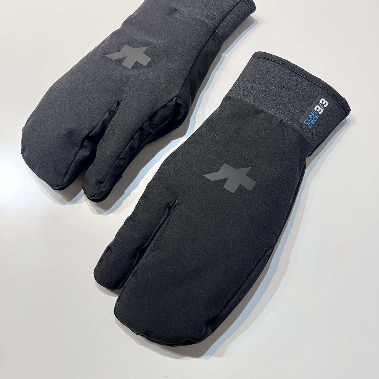 ULTRAZ WINTER GLOVES P1 （トリガーフィンガー形状で、二重の保温層を有する厳冬期向けのウィンターグローブ）