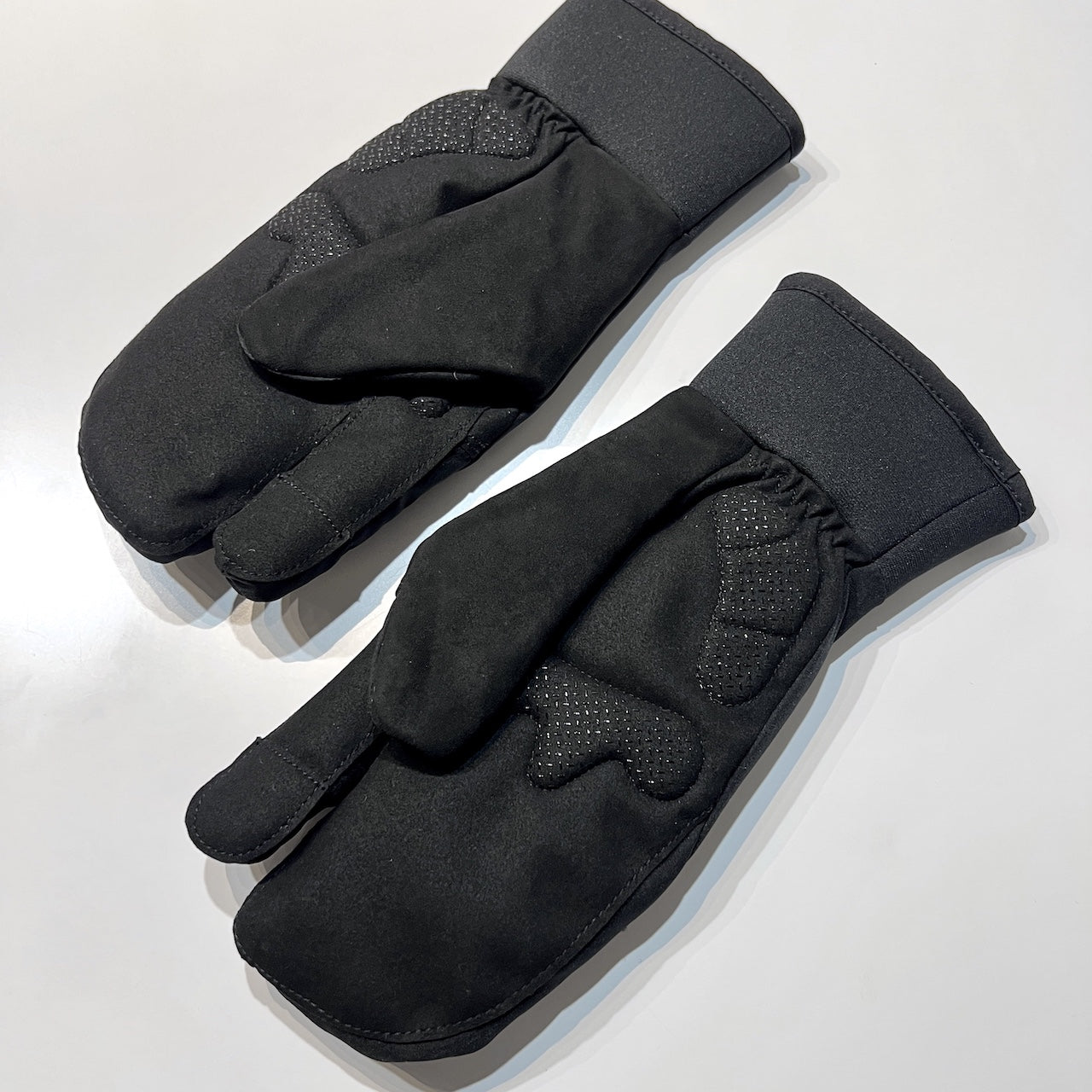 ULTRAZ WINTER GLOVES P1 （トリガーフィンガー形状で、二重の保温層を有する厳冬期向けのウィンターグローブ）