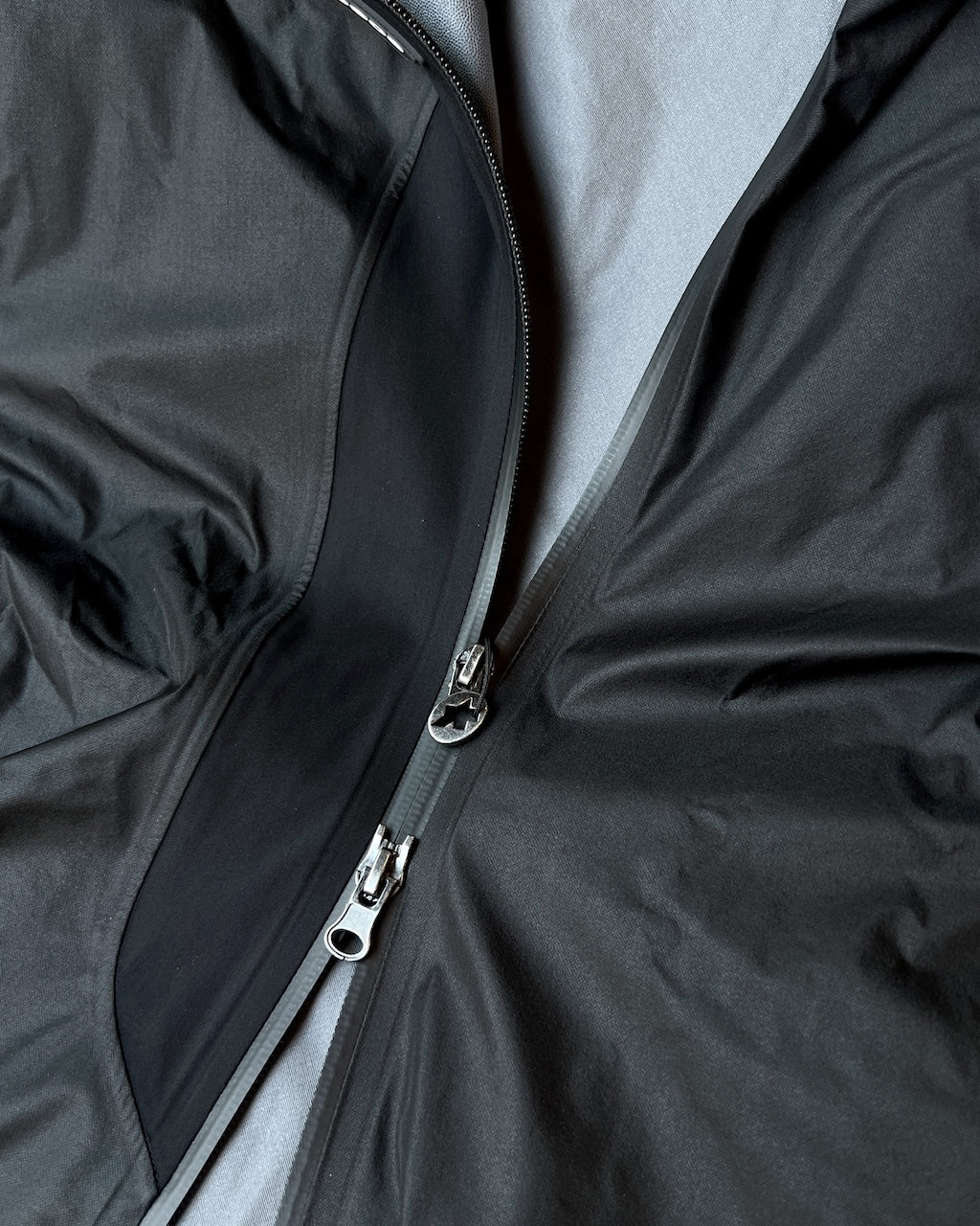 【新商品】EQUIPE RS SCHLOSSHUND RAIN JACKET S11（台風レベルの強雨に耐える防水性を有し、着ていることを感じさせない超軽量レインシェルジャケット）