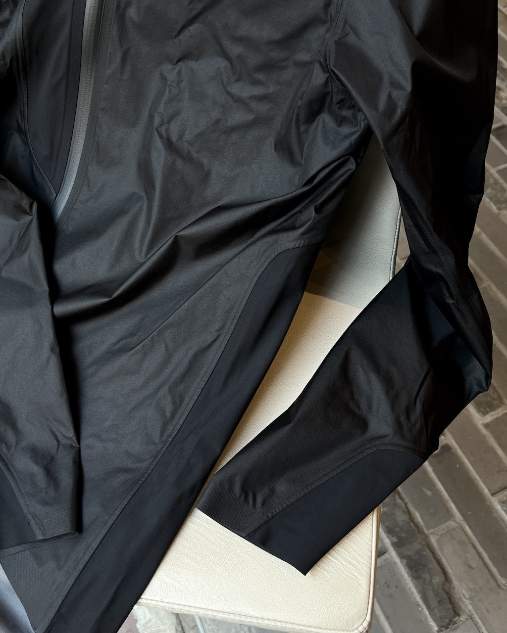 【新商品】EQUIPE RS SCHLOSSHUND RAIN JACKET S11（台風レベルの強雨に耐える防水性を有し、着ていることを感じさせない超軽量レインシェルジャケット）