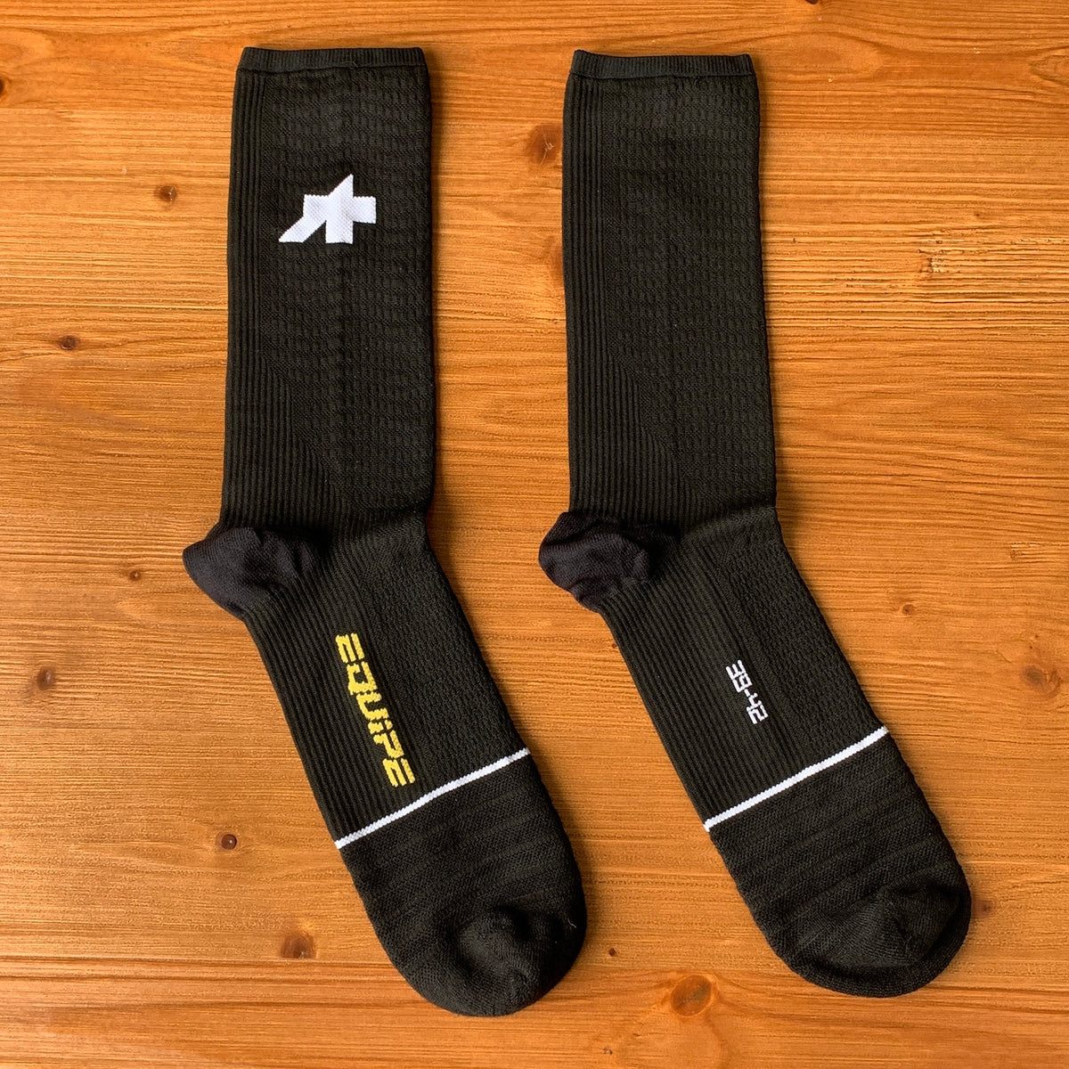 EQUIPE SPRING FALL SOCKS P1（シャリッと乾いた素材感が特徴の、僅かな保温性を持つ春秋向けレーシングソックス）