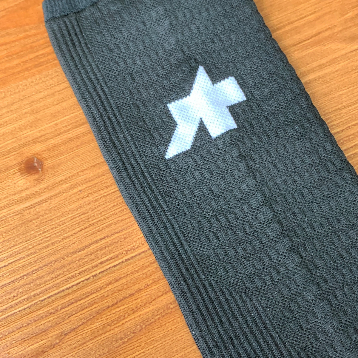 EQUIPE SPRING FALL SOCKS P1（シャリッと乾いた素材感が特徴の、僅かな保温性を持つ春秋向けレーシングソックス）
