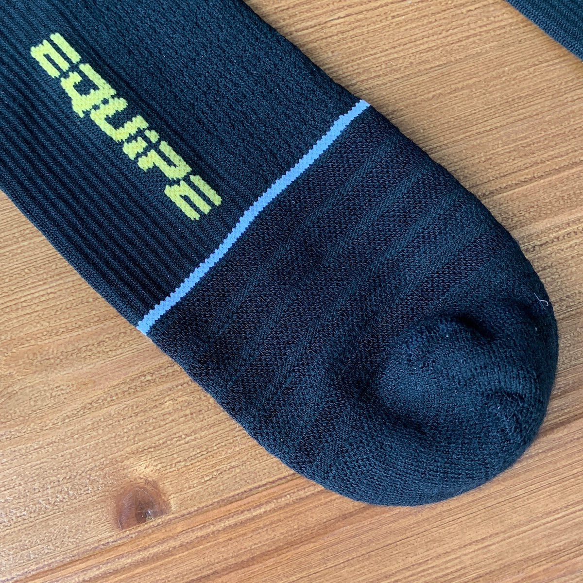 EQUIPE SPRING FALL SOCKS P1（シャリッと乾いた素材感が特徴の、僅かな保温性を持つ春秋向けレーシングソックス）