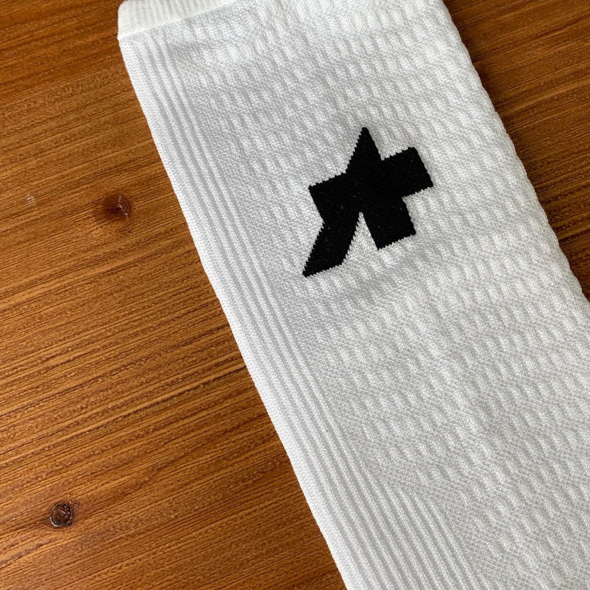 EQUIPE SPRING FALL SOCKS P1（シャリッと乾いた素材感が特徴の、僅かな保温性を持つ春秋向けレーシングソックス）