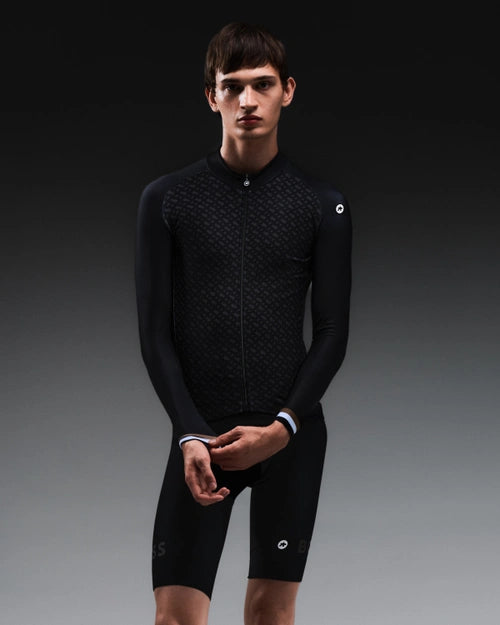 【OUTLET】2024 BOSS × ASSOS / MILLE GT SPRING FALL LS JERSEY C2 black（春秋・初冬向け フリース生地で柔らかな長袖ジャージ）