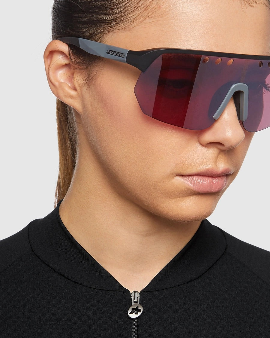ASSOS（アソス）のサングラスやスパイダーバッグなど、エキストラ