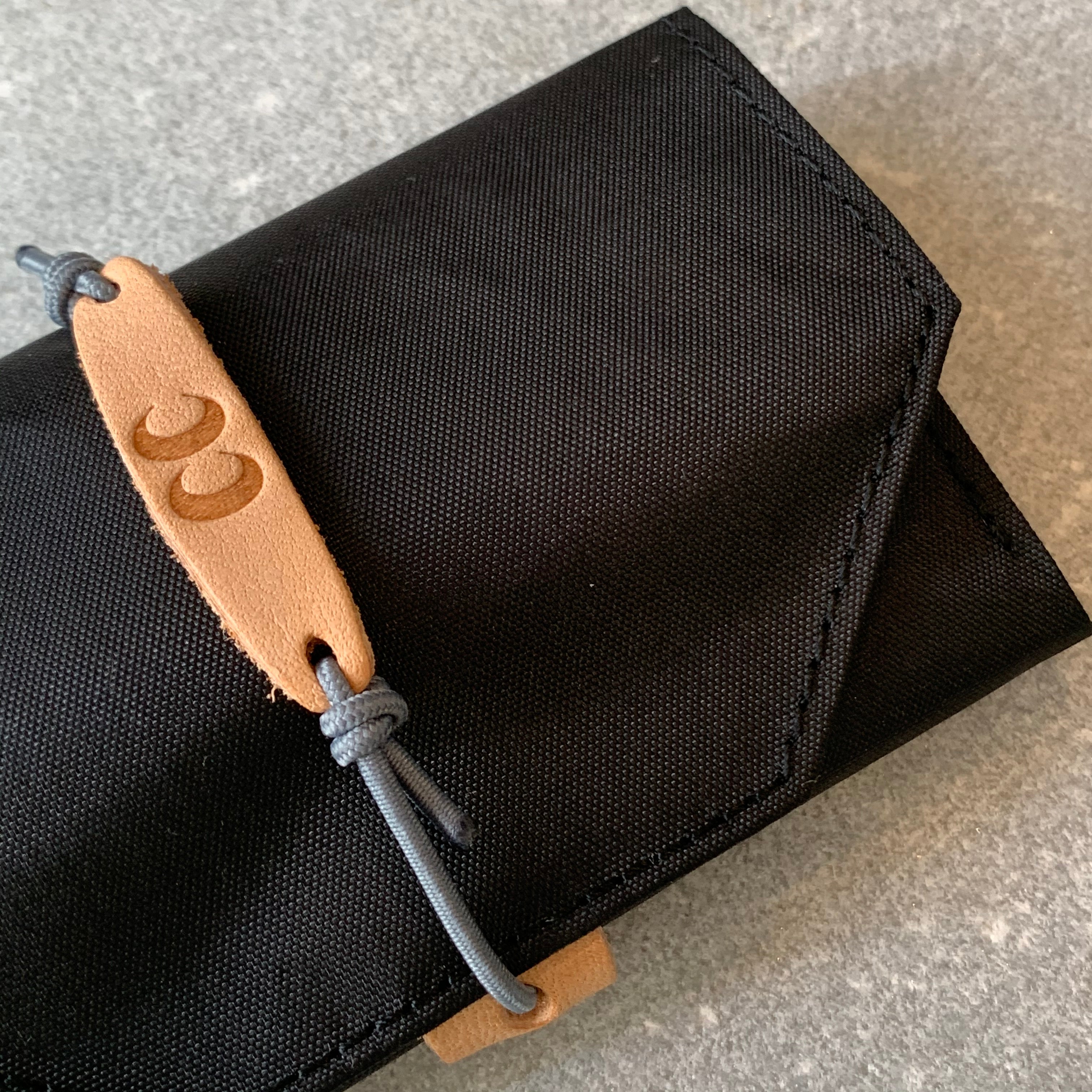 【SO FAR SO GOOD / ソーファー・ソーグッド】WALTZ DX DYNEEMA COMPOSITE FABRIC black（スモールウォレット）